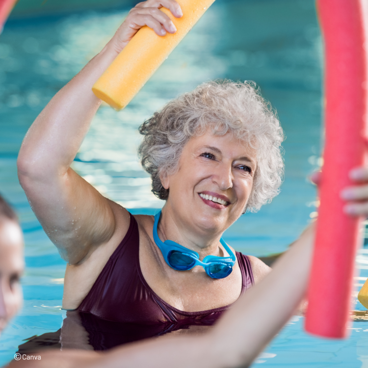 Frau im Schwimmbad