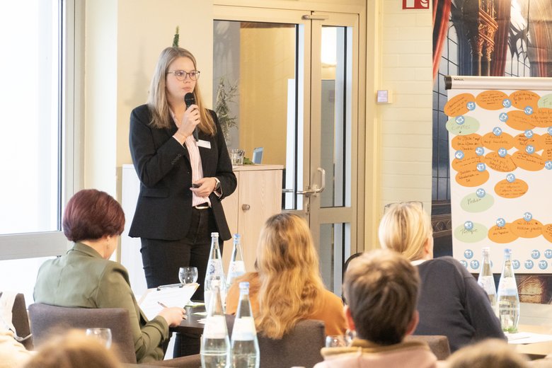 Frau spricht vor Publikum