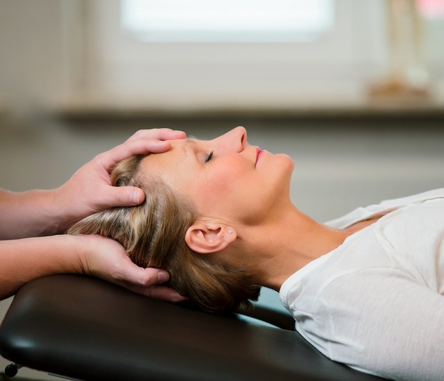 Kopfmassage bei einer Patientin