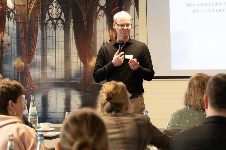 Chefarzt hält Vortrag