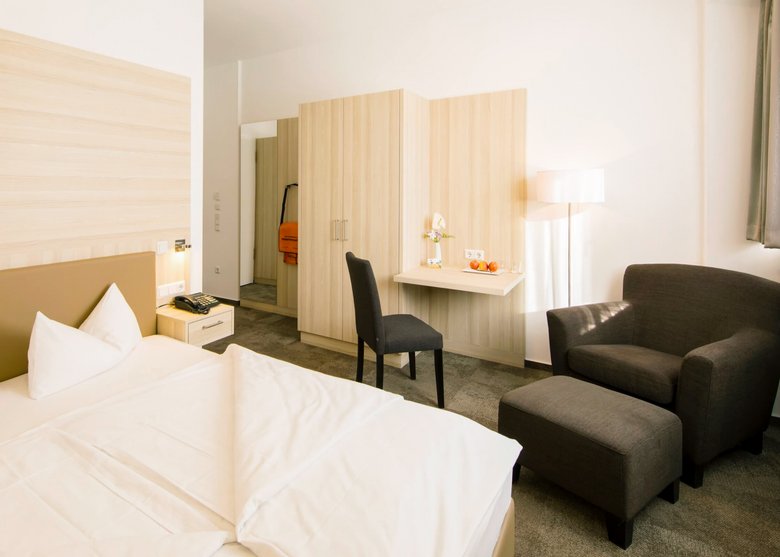 Komfort-Zimmer mit hochwertigen Boxspringbetten sowie einem Safe