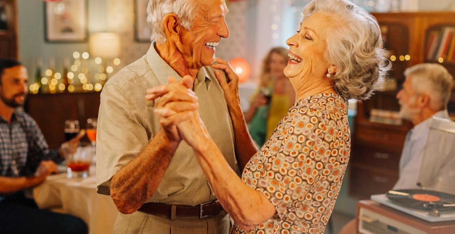 Tanzendes Ehepaar in Partyraum lachend