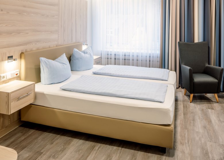 Komfort-Zimmer mit hochwertigen Boxspringbetten sowie einem Safe