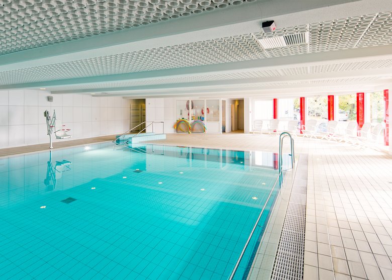 Schwimmbecken im Gebäude