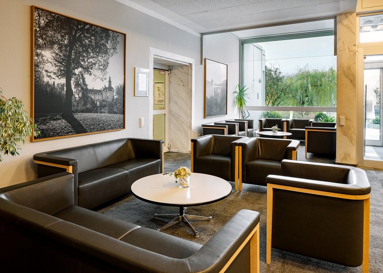 Innenraum Cafeteria mit vielen Sesseln als Sitzmöglichkeit