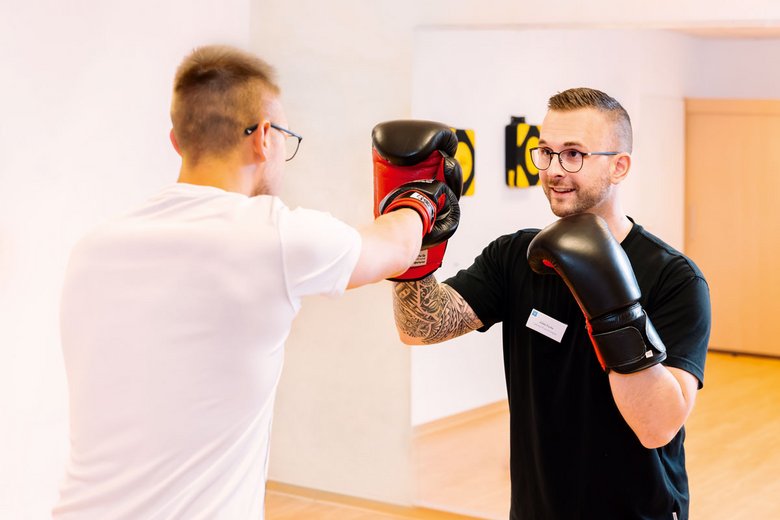 Männer beim individuellen Boxtraining